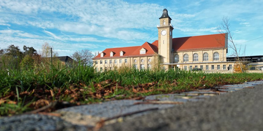 Der Bahnhof Zeitz mit Grünstreifen