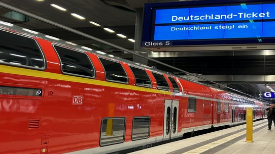 Deutschlandticket funktioniert - eine erste Bilanz für Berlin und Brandenburg 