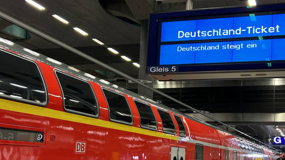 Regionalbahn am Bahnsteig