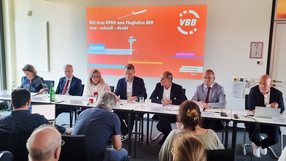 Teilnehmer*innen der VBB-Pressekonferenz zur Anbindung des BER