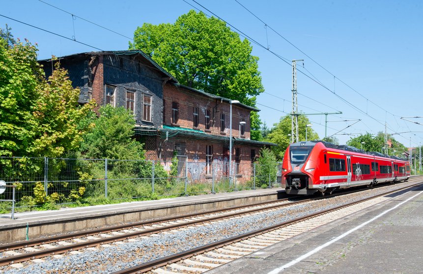 Zug hält auf Gleis 1 vor dem Empfangsgebäude