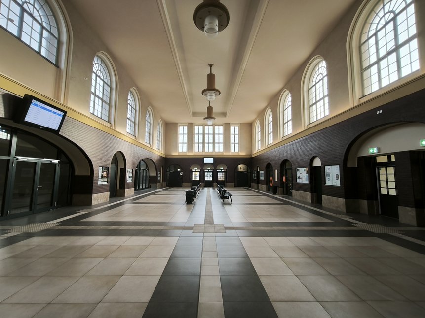 weitere Perspektive des großen Warteraums des Bahnhofs