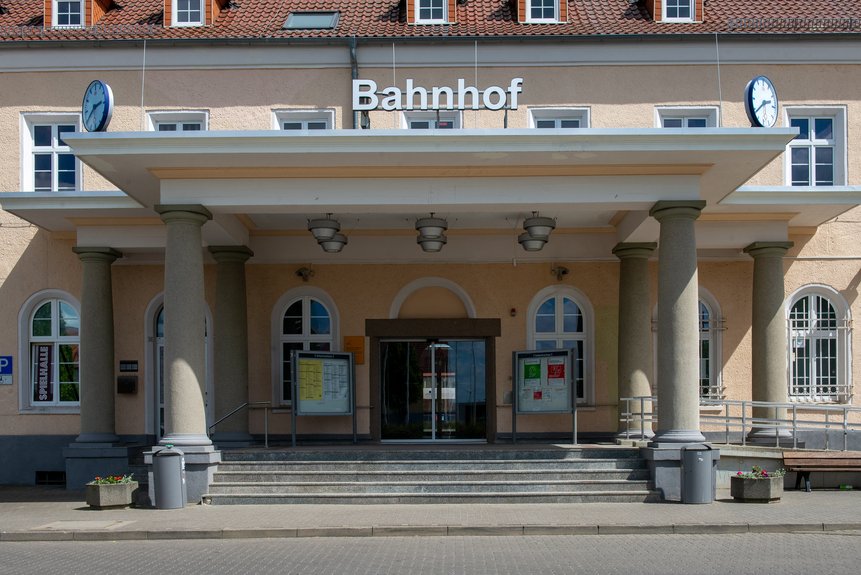 Vordereingang des Bahnhofs mit Infotafeln