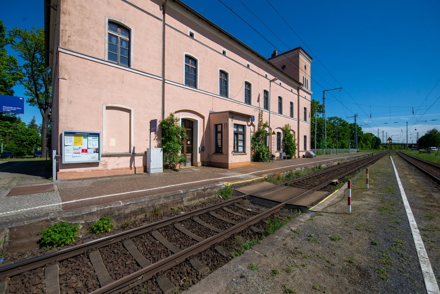 Bahnhofsgebäude Herzberg mit Gleisen im Vordergrund