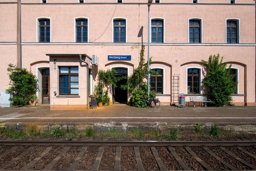 Vorderansicht des Bahnhofsgebäudes