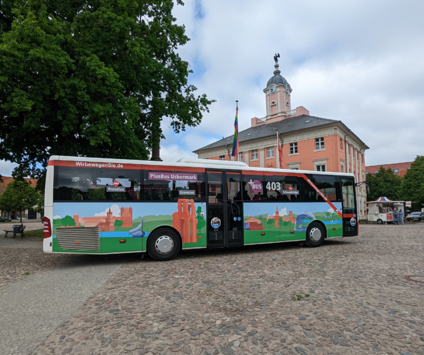 PlusBus bei der Eröffnung zwei neuer PlusBus-Linien im Landkreis Uckermark und Barnim auf dem Marktplatz in Templin PlusBus bei der Eröffnung zwei neuer PlusBus-Linien im Landkreis Uckermark und Barnim auf dem Marktplatz in Templin
