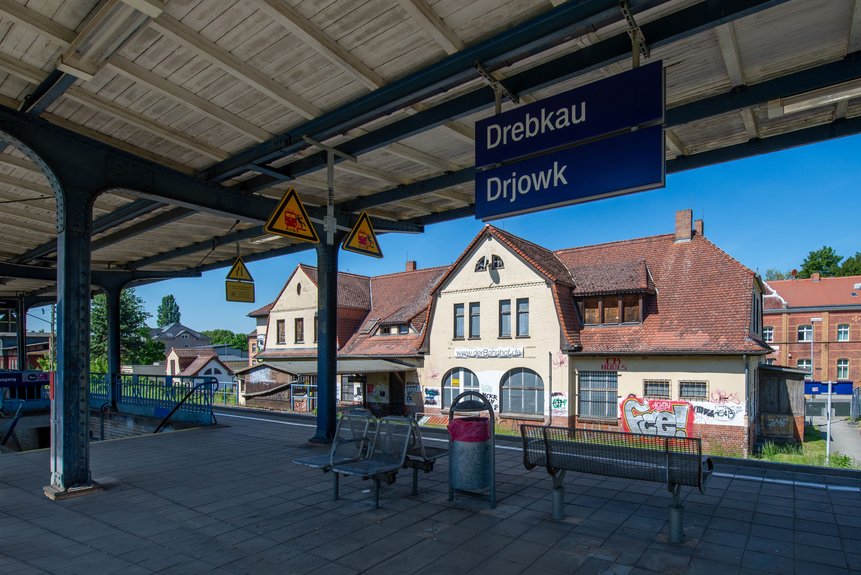 Bahnsteig Drebkauf mit Frontalansicht auf das Empfangsgebäude