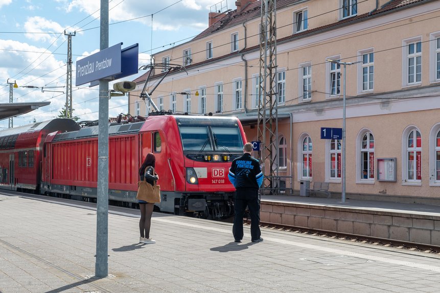 Einfahrt eines Zuges auf Gleis 2 vor dem Empfangsgebäude