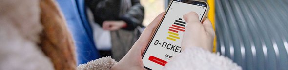 Deutschlandticket auf Smartphone - Symbolbild