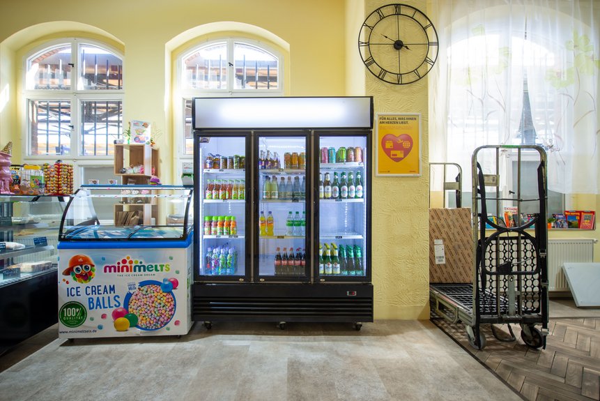 Kühlschränke und Gefriertruhe im Kiosk