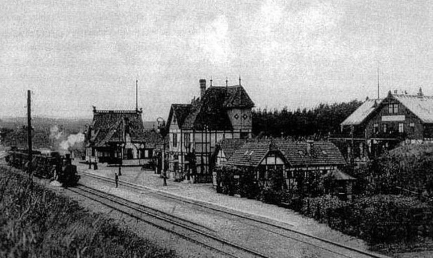 Schwarz-weiß Foto des Bahnhofs