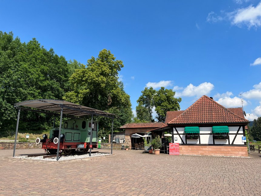 Teil des Ferienbahnhofs mit Lok im Garten