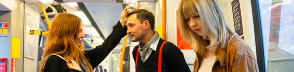 Drei Fahrgäste in Regionalbahn