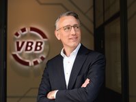 VBB-Geschäftsführer Christoph Heuing vor VBB-Logo VBB-Geschäftsführer Christoph Heuing vor VBB-Logo