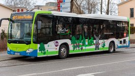 Ein PlusBus der Region Hoher Fläming an einer Haltestelle. Der Zielanzeiger zeigt 5 JAhre PlusBus.