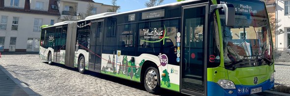 PlusBus auf dem Markplatz in Teltow