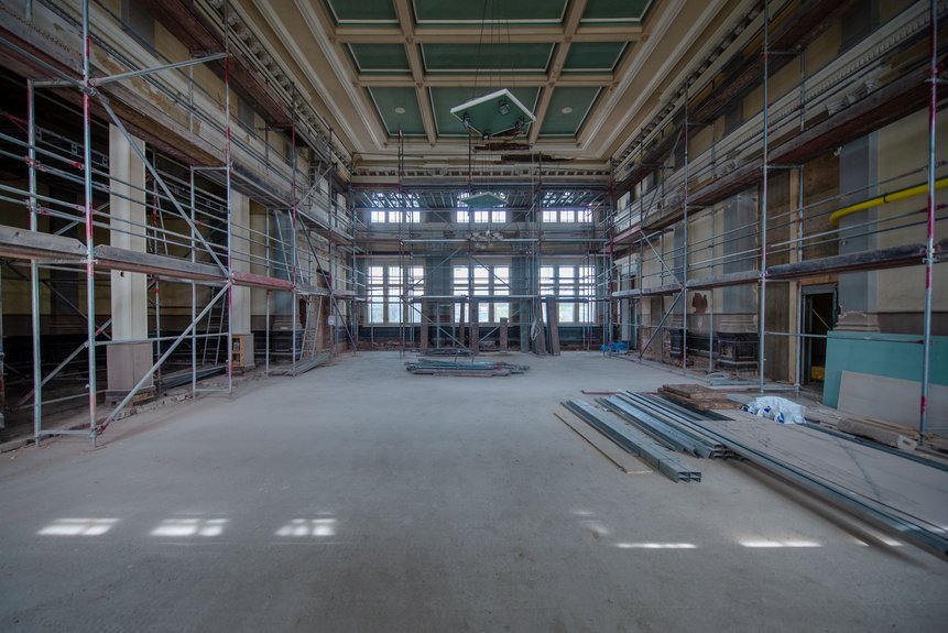Großer Saal mit Gerüst