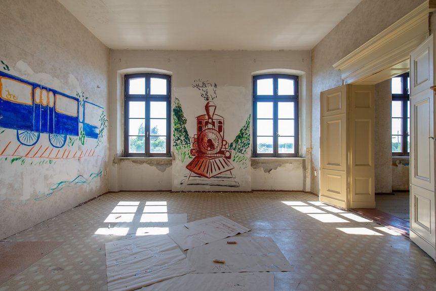 Leerer Raum mit gemalter Lokomotive an der Wand