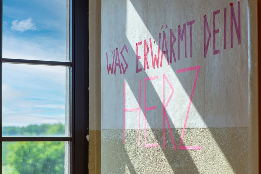 Schriftzug "Was erwärmt der Herz" - Kunstinstallation im Bahnhof