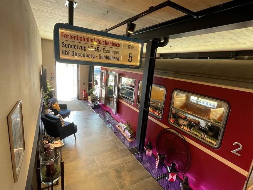Ein alter Waggon im Hotel dient als Rezeption