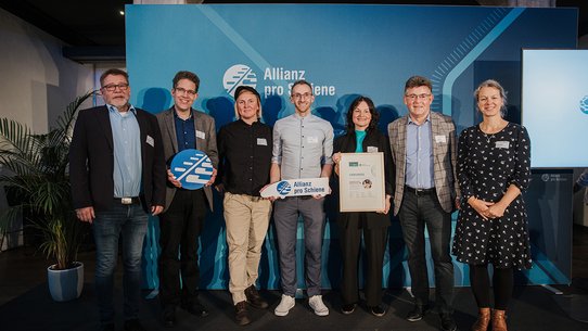  „VBB Kompetenzstelle Bahnhof“  gewinnt Verkehrswendepreis  der Allianz pro Schiene