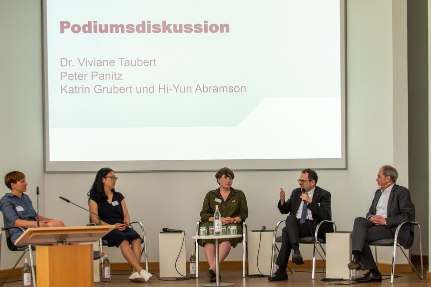 Podiumsdiskussion auf der Jubiläumsveranstaltung der KSB in Potsdam Podiumsdiskussion auf der Jubiläumsveranstaltung der KSB in Potsdam