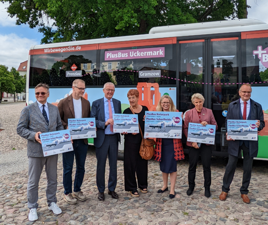 Eröffnung zwei neuer PlusBus-Linien im Landkreis Uckermark und Barnim auf dem Marktplatz in Templin PlusBus-Eröffnung im Landkreis Uckermark und Barnim auf dem Marktplatz in Templin