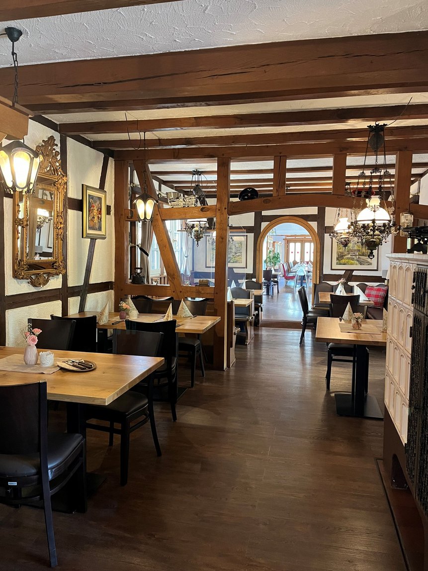 Ansicht des Innenraums des Restaurants im Ferienbahnhof