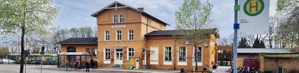 Regionalbahn mit VBB-Ticketautomat am BER-Bahnhof