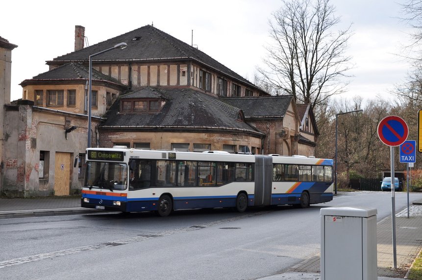 Bahnhof im schlechten Zustand mit Bus vor dem Gebäude