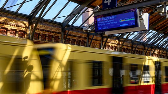 S-Bahn: Lichtsensor zeigt Fahrgästen, wie viel Platz im Zug ist