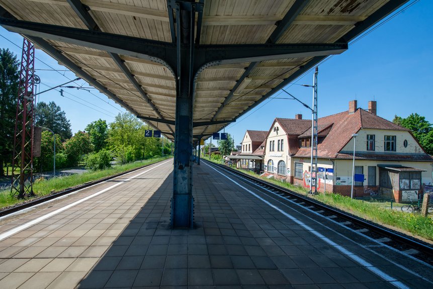 Bahnsteig Drebkau mit dem EMpfangsgebäude im Hintergrund