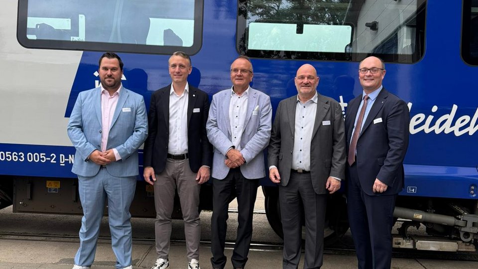 Eröffnung der Wasserstofftankstelle in Basdorf Mit dabei v.l.n.r.: Minister Detlef Tabbert aus dem Ministerium für Infrastruktur und Landesplanung des Landes Brandenburg​, Minister Robert Crumbach aus dem Ministerium der Finanzen und für Europa des Landes Brandenburg, Arne Herz, Staatssekretär für Mobilität und Verkehr in der​ Senatsverwaltung für Mobilität, Verkehr, Klimaschutz und Umwelt​, VBB-Geschäftsführer Christoph Heuing, Daniel Kurth, Landrat im Landkreis Barnim​, Gunar Hering, Vorstandsvorsitzender von ENERTRAG​, Gerhard Greiter von Siemens Mobility​ und natürlich Sebastian Achtermann, NEB-Geschäftsführer.