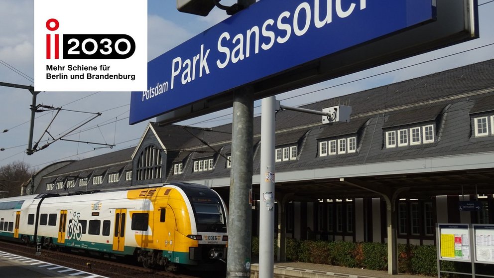 Achtteiliger Zug des RE1 hält erstmals zur Potsdamer Schlössernacht an verlängertem Bahnsteig in Park Sanssouci