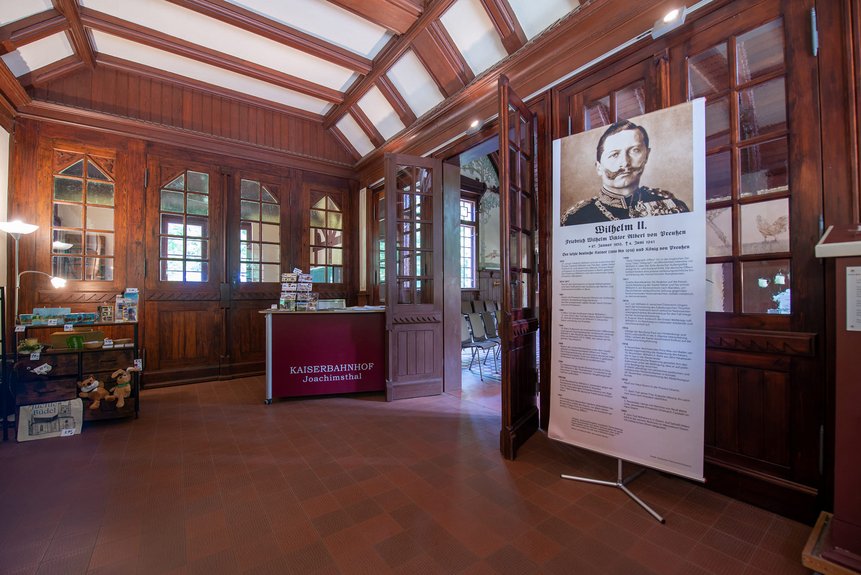 Eingangsbereich mit Plakat zu Kaiser Wilhelm II