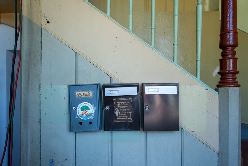 Briefkästen im Inneren des Bahnhofsgebäudes