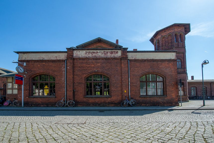 Queransicht des Bahnhofsgebäudes