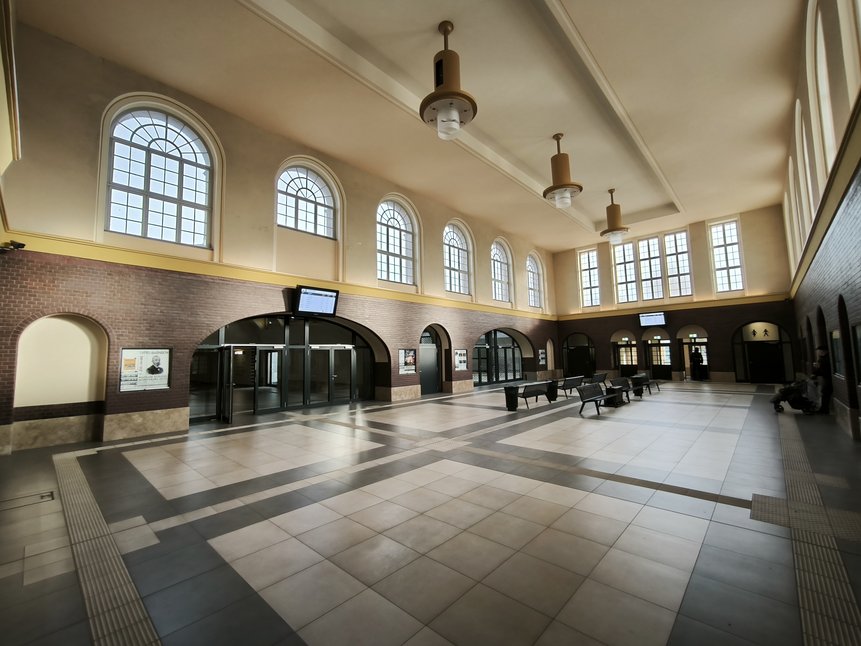 Große Halle als Warteraum