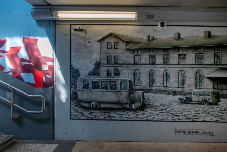 Unterführung mit Gemälde vom Bahnhofsgebäude um 1930