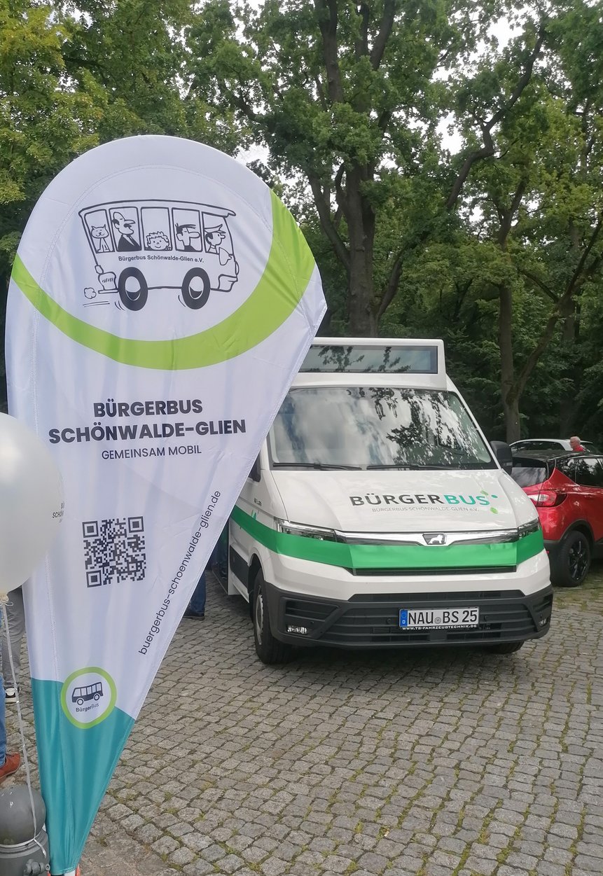 Bild zeigt den bedruckten Bus des Bürgerbusvereins Schönwalde Glien