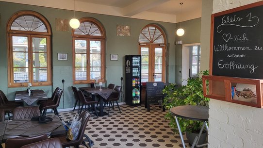 Glänzender Empfang in Werder (Havel): Bistro und Wartebereich im Bahnhof eröffnet