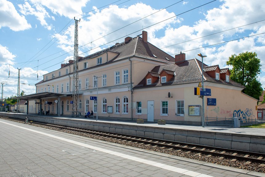 Schrägansicht des Gebäudes vom Inselbahnsteig