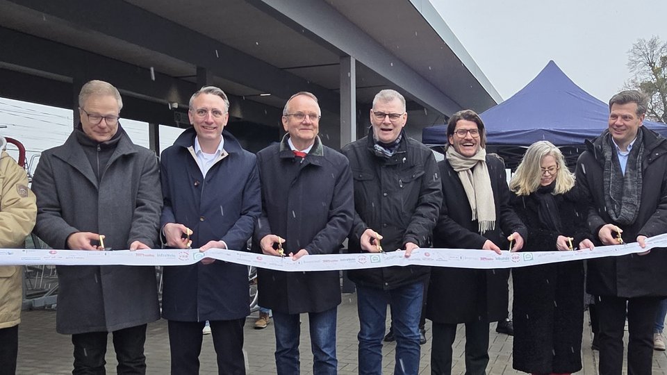 Eröffnung des VBB-RadParks am Bahnhof Wustermark Eröffnung des VBB-RadParks am Bahnhof Wustermark mit unter anderen v.l.n.r.: Christoph Heuing, VBB-Geschäftsführer, Detlef Tabbert, Minister für Infrastruktur und Landesplanung, Holger Schreiber, Bürgermeister der Gemeinde Wustermark, Ute Bonde, Berliner Senatorin für Mobilität, Verkehr, Klimaschutz und Umwelt und Michael Fugel, Geschäftsführer infraVelo