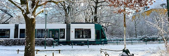Das Foto zeigt eine Straßenbahn in Potsdam in winterlicher Umgebung.