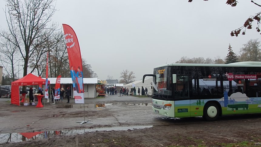 Bild zeigt beklebten PlusBus und VBB-Infostand 