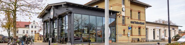 Bahnhofsgebäude in Velten mit angebautem Neubau