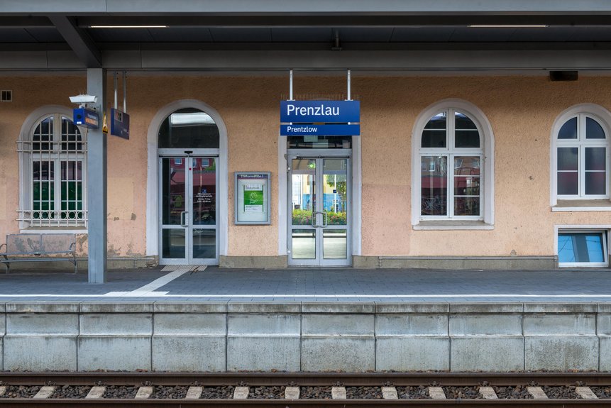 Nahaufnahme von der Eingangstür von Gleis 1