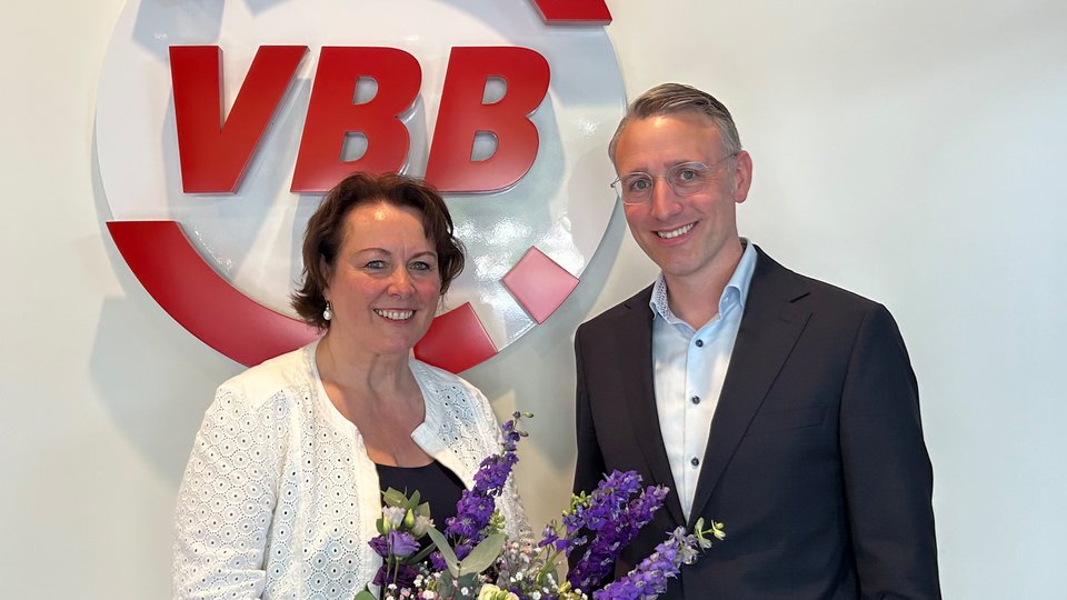 Frau Dr. Ina Bartmann, Aufsichtsratsvorsitzende und Christoph Heuing, Geschäftsführer der VBB GmbH vor VBB-Logo