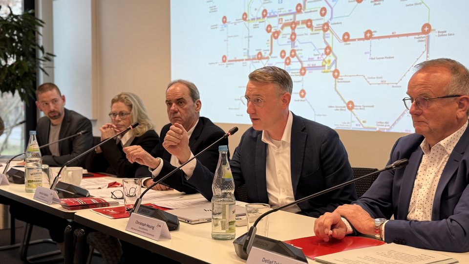 Auf dem Podium zur Pressekonferenz zum großen Fahrplanwechsel im VBB-Gebiet saßen v.l.n.r.: Patrick Fiedler, Verkehrsplaner beim VBB, Ute Bonde, Senatorin des Senats für Mobilität, Verkehr, Klimaschutz und Umwelt, Joachim Radünz, Pressesprecher des VBB, Christoph Heuing, VBB-Geschäftsführer und Detlef Tabbert, Minister im Ministerium für Infrastruktur und Landesplanung des Landes Brandenburg. 