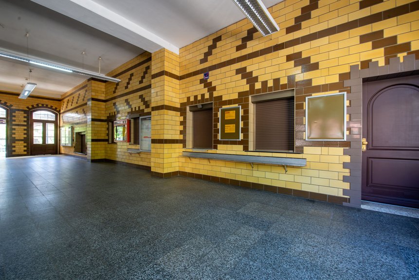 Wartehalle im Gebäude mit alten geschlossenen Fahrkartenverkaufsfenstern